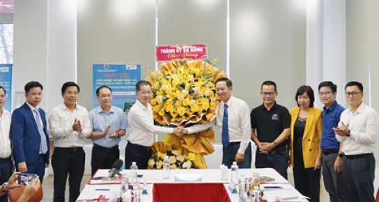 Bí thư Thành ủy Đà Nẵng Nguyễn Văn Quảng thăm và chúc mừng các doanh nghiệp khởi nghiệp nhân Ngày Doanh nhân Việt Nam 13-10