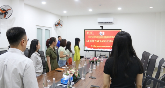 CHI BỘ TRUNG TÂM HỖ TRỢ KHỞI NGHIỆP ĐỔI MỚI SÁNG TẠO ĐÀ NẴNG TỔ CHỨC KẾT NẠP ĐẢNG VIÊN