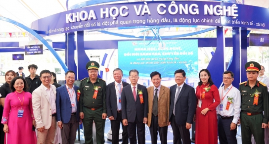 Lãnh đạo thành phố Đà Nẵng tham quan Không gian triển lãm của Sở Khoa học và Công nghệ tại Triển lãm “Đà Nẵng - Phát triển và Hội nhập”