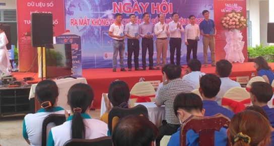 Sáng ngày 8/10, tại xã Hòa Liên, UBND xã - Đoàn thanh niên xã Hòa Liên (Hòa Vang, Đà Nẵng) tổ chức Ngày hội ra mắt “Không  gian chuyển đổi số” năm 2023, nhằm tuyên truyền sâu rộng đến toàn thể nhân dâ