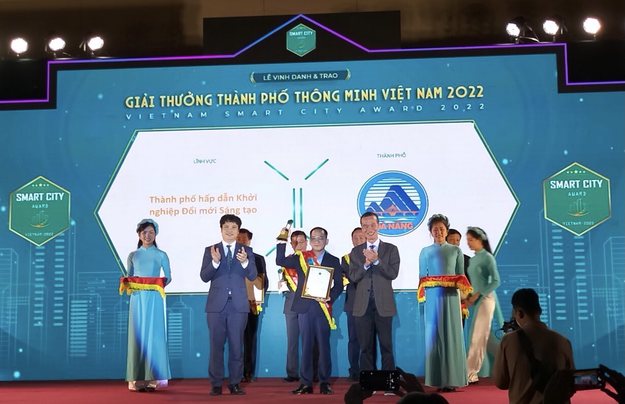 Ảnh: Ông Lê Đức Viên - Giám đốc Sở KH&CN TP. Đà Nẵng (đứng giữa) nhận Giải thưởng “Thành phố thông minh Việt Nam năm 2022” với hạng mục Thành phố hấp dẫn khởi nghiệp đổi mới sáng tạo